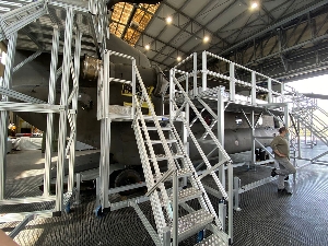 Allestimento completo piattaforme/scale laterali per la manutenzione del velivolo